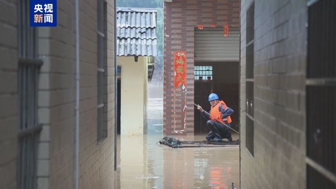 天顺娱乐登录:建站以来历史最大洪水!广东怀集出现55.22米洪峰水位,洪水已漫入周边居民楼!全县实行“五停”,县委、县政府发布安民告示